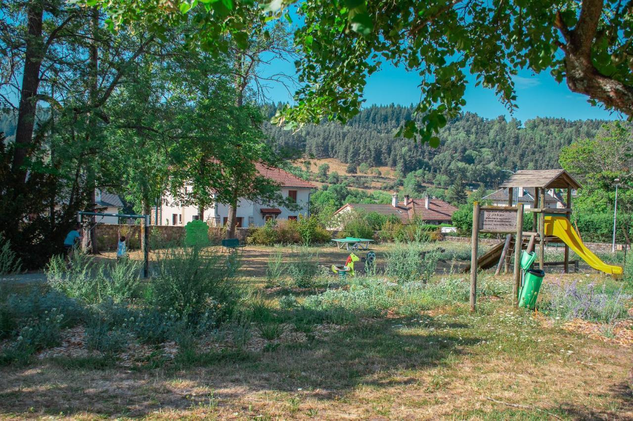 Villages De Gites Le Pigeonnier Le Malzieu-Ville Exteriér fotografie